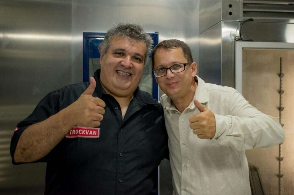 João Roberto (à dir.) destaca o potencial de negócios do food truck gigante - Foto: Divulgação