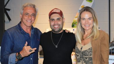 Oscar Magrini e a atriz Thaís Pacholek pela produtora Dodô