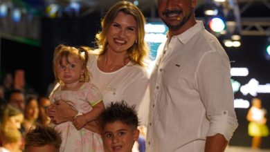 Julio Rocha retorna às passarelas ao lado dos filhos e da esposa