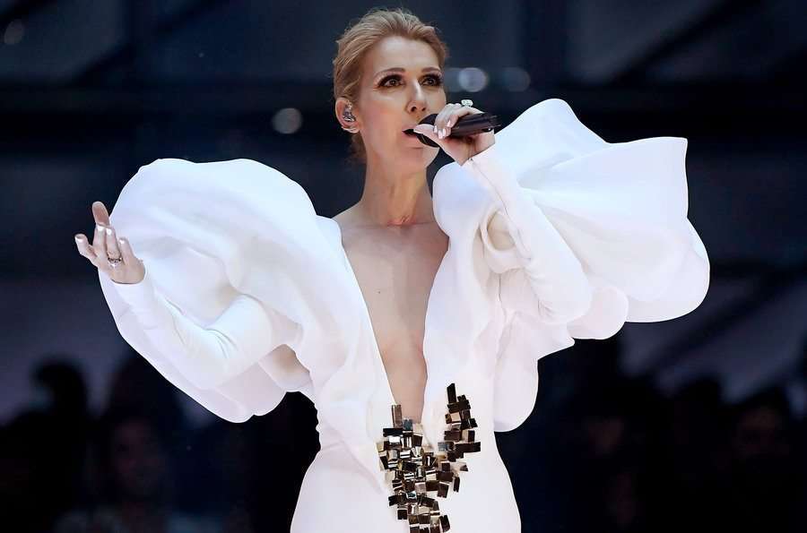 Outro destaque foi a apresentação de Celine Dion cantando "My Heart Will Go On". A música, eternizada pelo filme Titanic, completa vinte anos em 2017. 