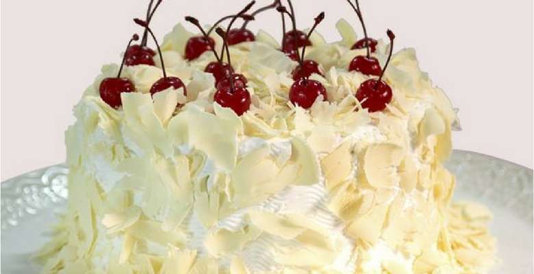 Floresta Branca coberta de raspas de chocolate branco e cerejas
