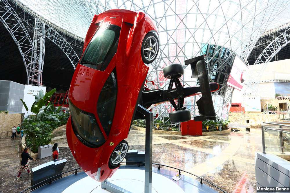 Abu dhabi park. Ferrari World Абу-Даби. Феррари парк Абу Даби. Феррари парк Абу Даби аттракционы. Музей Феррари в Абу Даби.