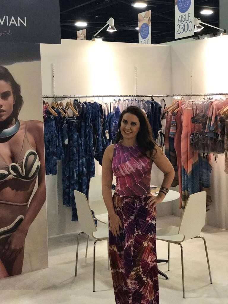 A estilista Karla Vivian expôs sua marca pelo terceiro ano consecutivo na maior feira de beachwear do mundo - Foto Divulgação - Xs Excesss Comunicação