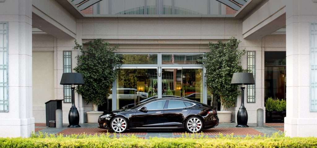 O primeiro Tesla Modelo 3 sai da linha de produção O primeiro Tesla Modelo 3 sai da linha de produção