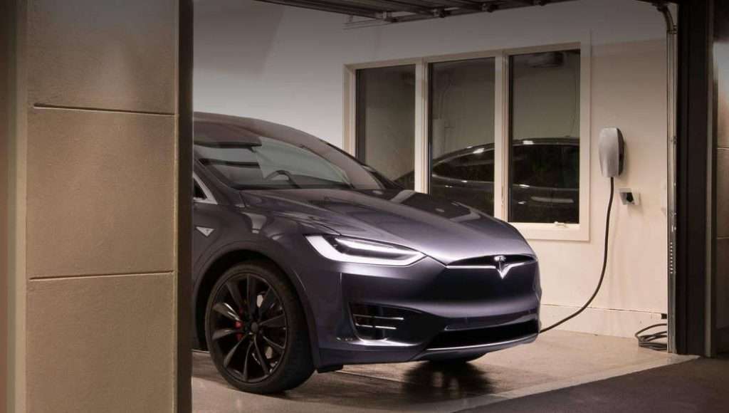 O primeiro Tesla Modelo 3 sai da linha de produção O primeiro Tesla Modelo 3 sai da linha de produção