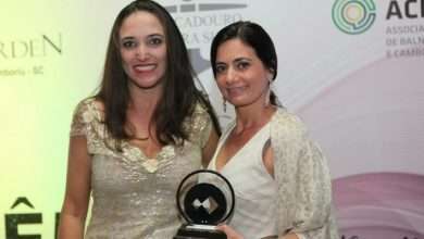 Andriana Seemann entregou o trofeu para Elizângela Cardoso, do Balneário Shopping