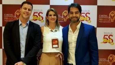 Na foto, Dra. Andressa Moraes ladeada pelos doutores Dr. Túlio Sperb e Dr. Victor Sorrentino, ambos integrantes do departamento de P&D do Método 5S.