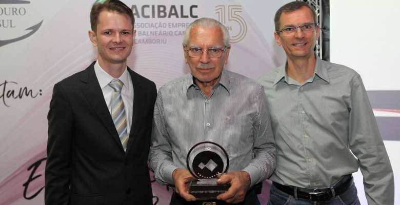 Gustavo e Leandro Santos, da Santos Centro Automotivo, foi homenageada pelo seus 50 anos e recebeu o troféu das mãos do presidente Augusto Munchen
