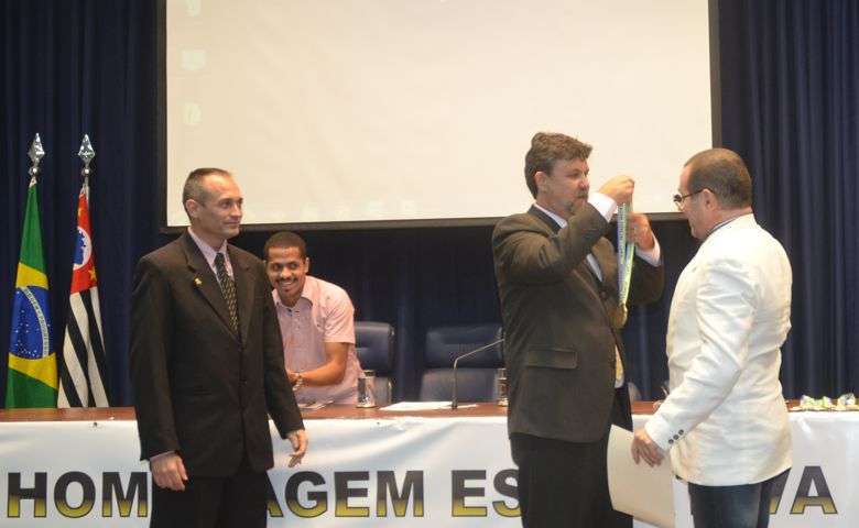 Reinaldo Dutra recebendo a Medalha de Mérito - Foto: Divulgação