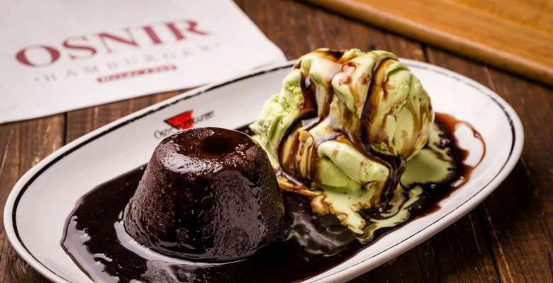 Osnir - Petit Gateau – petit gateau de chocolate com sorvete de pistache e calda de chocolate