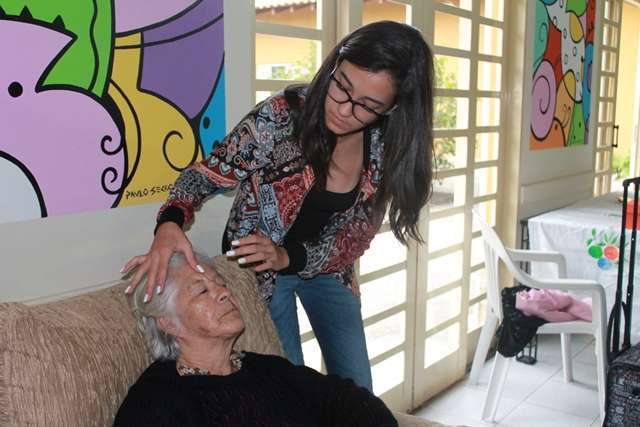 Miss teen realiza mutirão da beleza para idosos em São Paulo