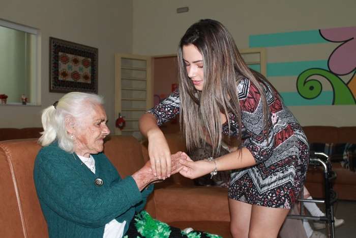 Miss teen realiza mutirão da beleza para idosos em São Paulo