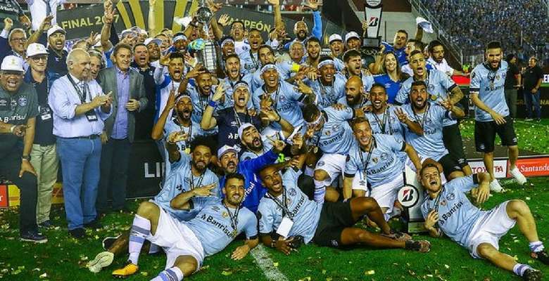 Grêmio comemorando o título da Recopa - Divulgação