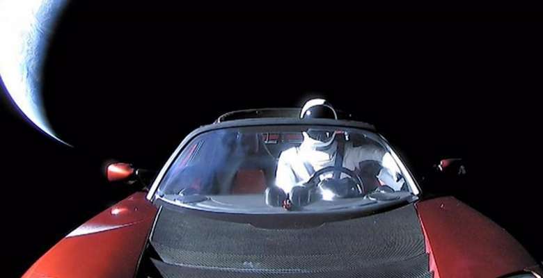 Tesla Roadster do empresário Elon Musk se encontra flutuando no espaço