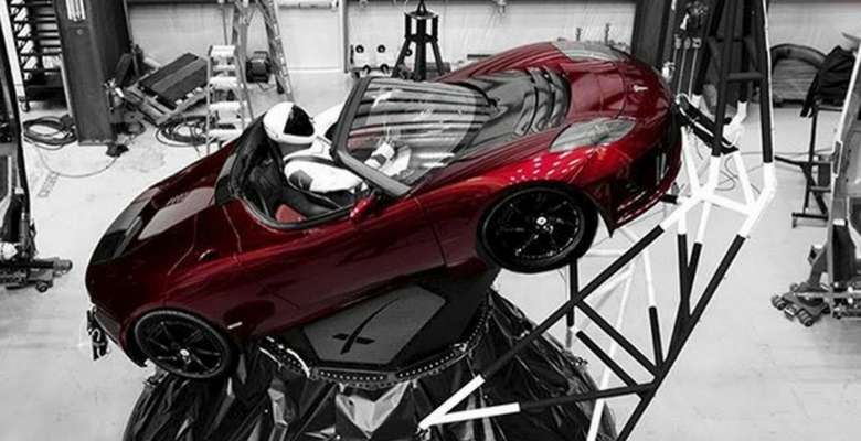 Carro Tesla Roadster é lançado ao espaço