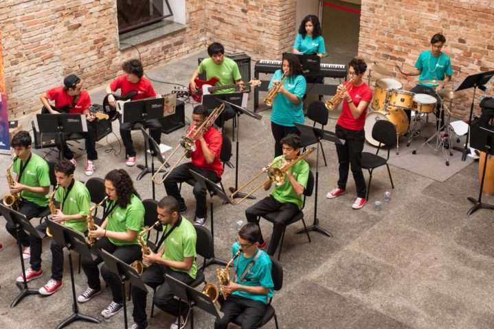 Big Band Infanto-Juvenil do Guri traz repertório com grandes nomes do jazz – Foto: Andréia Machado.