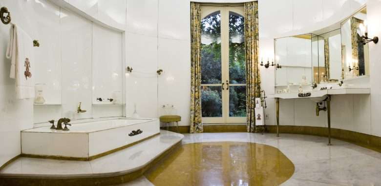 Visitas “Experimentando o Museu” tem como tema a história do conforto. O suntuoso banheiro da Casa-Museu Ema Klabin, revestido em placa de vidro leitoso. Foto: Erick Diniz