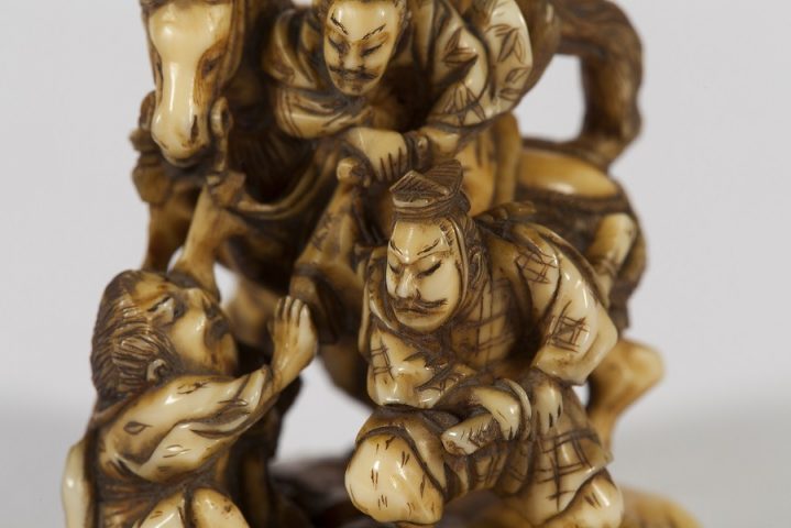Guerreiros em luta– Japão, sec. XIX – marfim esculpido –Acervo da Coleção de Ema Klabin em SP - Foto Henrique Luz