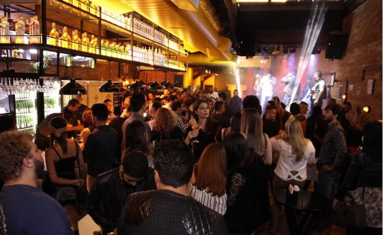 Bar na Vila Madalena comemora aniversário de São Paulo Bar na Vila Madalena comemora aniversário de São Paulo