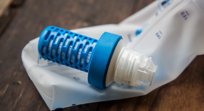 Tecnologia permite que garrafa filtre água enquanto é consumida