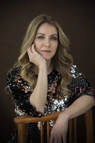 A atriz e cantora Alessandra Verney participa do Comediologia