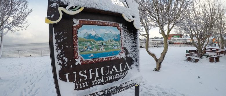 Brasileiros em Ushuaia fazem a festa com muita neve na cidade mais austral do planeta