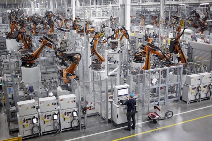 Os robôs soldam componentes da carroceria de veículos em uma fábrica de montagem em Greer, Carolina do Sul. Fotógrafo: Luke Sharrett / Bloomberg