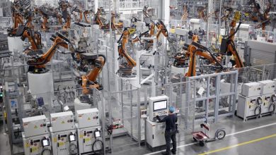 Os robôs soldam componentes da carroceria de veículos em uma fábrica de montagem em Greer, Carolina do Sul. Fotógrafo: Luke Sharrett / Bloomberg