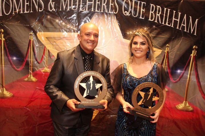Colunista Fernando Rufino recebe troféu Homens e Mulheres que Brilham