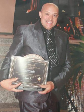 Colunista Fernando Rufino recebe troféu