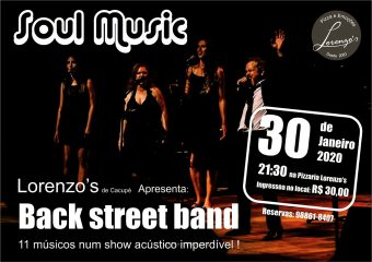 The Back Street Band, se apresenta no palco da Lorenzo's Pizzaria
