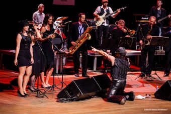 The Back Street Band, se apresenta no palco da Lorenzo's Pizzaria