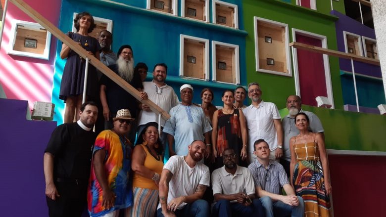 grupo de religiosos com o carnavalesco da mangueira-fotos rozangela silva, uiara zagolin