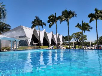 Sem praias, piscinas naturais para se refrescar no Oeste do Estado