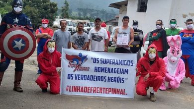 Super heróis homenageiam profissionais da saúde e coletores de lixo