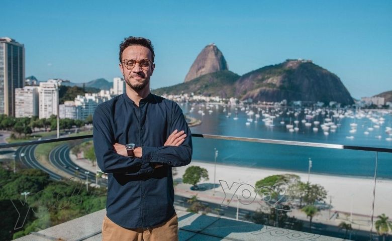 Zezé Motta faz apresentação emocionante em topo de hotel no Rio