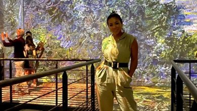 Belle Silva aproveita tarde em Paris e visita Atelier des Lumières