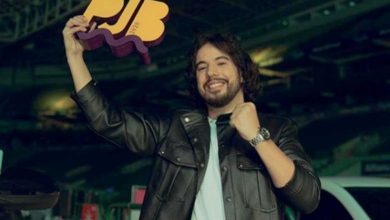 Raffa Torres leva o troféu como Prêmio Jovem Brasileiro