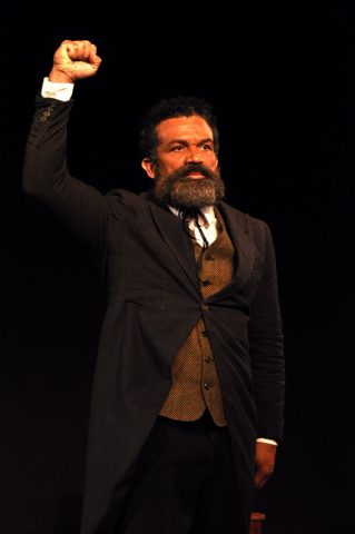 Deo Garcez é protagonista em dois espetáculos teatrais 