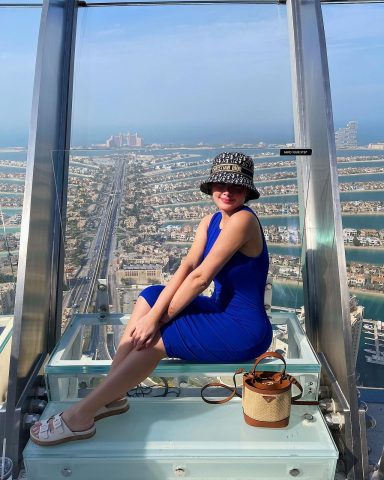 A ex-miss São Paulo Danielle Vasconcellos curte férias em Dubai