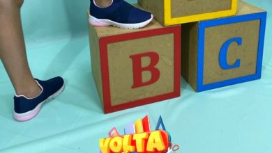 Criança pisando em blocos de brinquedo