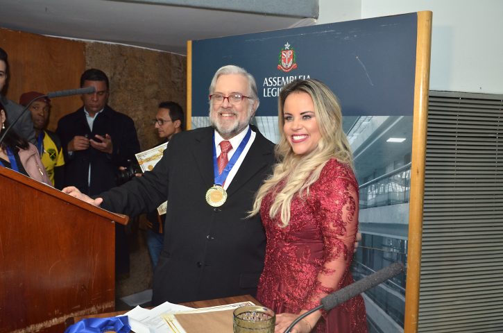 Apresentadora Viviane Alves realiza Prêmio Fama e Destaque