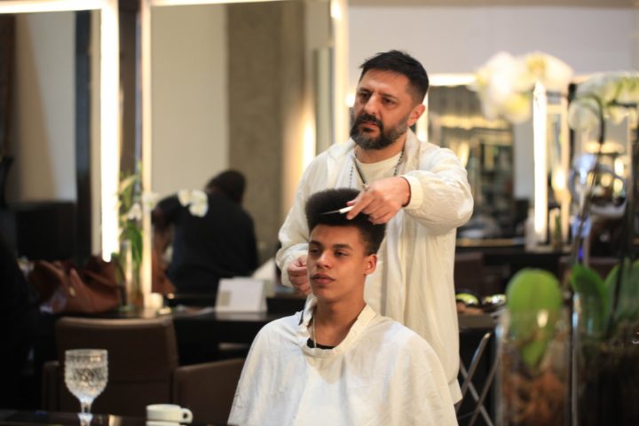 LP MC corta seu cabelo no Hair Glass Brasil com cabeleireiro das celebridades Sergio G