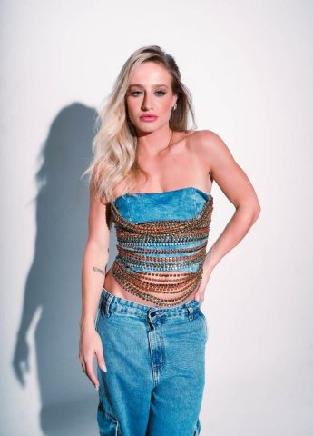Bruna Griphao se lançacomo cantora com single “Bandida” 