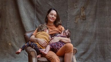 Modelo amamenta filhos de idade diferentes ao mesmo tempo e sofre represálias na internet!