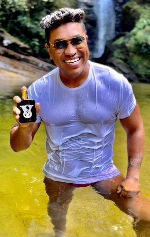 O cantor e ator Sebah Vieira lança perfume e grava DVD em São Paulo