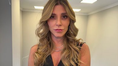 Influencer fashion mostra look com olheiras realçadas e fala sobre tendência “Aposentar o corretivo”