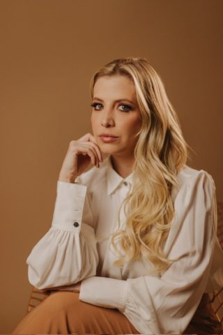 Dra. Gabrielle Kuschnaroff transformando vidas com excelência no atendimento capilar