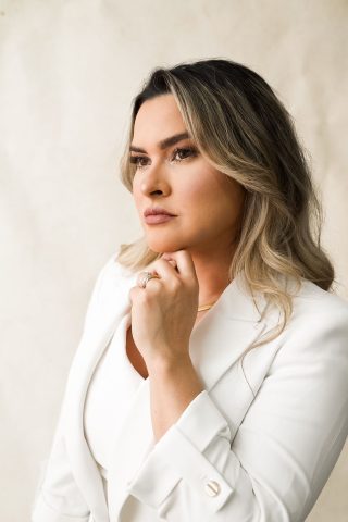 Descubra a arte da dermatologia natural e individualizada com a Dra. Talita Fernandes