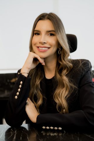 Dra. Amanda Ribeiro: A cirurgiã que une ciência e arte na Rinoplastia Dra. Amanda Ribeiro: A cirurgiã que une ciência e arte na Rinoplastia